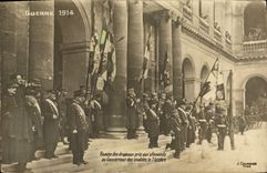 CPA Militaria Remise des drapeaux pris aux Allemands au gouverneur des Invalides le 7 octobre 