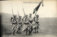 CPA Militaria la garde d'honneur du drapeau francais 