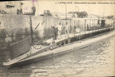 CPA Bateau de guerre La Pallice Submersible a son poste Sous-marin