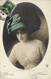 CPA Mode Femme Chapeau La toilette au theatre