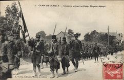 CPA Militaria Camp de Mailly Infanterie arrivant au camp Drapeau deploye