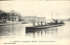CPA Bateau Lorient Le sous marin Berthelot rentrant au port de commerce 