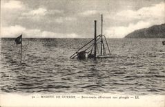 CPA Bateau Sous marin effectuant une plongee