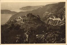 Dimensión de la POSTAL de la VENDIMIA del azul de Eze la aldea con el sol de levantamiento