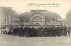 CPA Militaria Garde Republicaine Musique Chef Gabriel Pares Dans la cour du quartier 