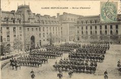 CPA Militaria Garde Republicaine Revue d'honneur 