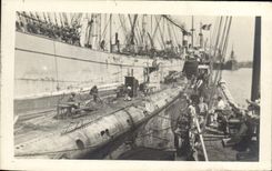 CPA Bateau de guerre Sous-marin 