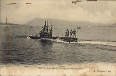 CPA Bateau de guerre Sous-marin naviguant en surface 