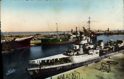 CPM Bateau de guerre Sete Les quais de la Republique et les Quais 