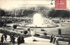 VINTAGE POSTCARD Palate Of Versailles floors the day of large water