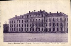 Dragones del arco del d de Jeanne del districto de Militaria de la POSTAL de la VENDIMIA décimo octavos que cuartean el 2do regimiento de la mitad visto en el patio principal