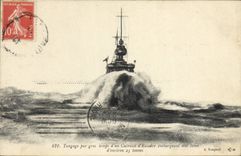 CPA Bateau Guerre Tangage par gros temps d'un cuirasse d'escadre embarquant une lame d'environ 25 tonnes