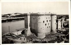 CPA Tarascon Le Chateau du Roi Rene et le chateau de Beaucaire