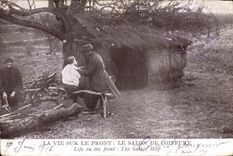CPA Militaria Coiffeur Perruquier La vie sur le front Le salon de coiffure 