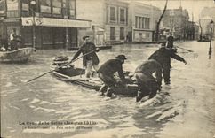 CPA Paris Inondations de 1910 Le ravitaillement en pain se fait apr canots 