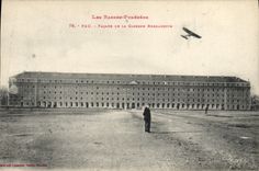 CPA Militaria Pau Facade de la caserne Bernadotte Avion