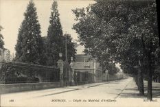Depósito de Militaria Bourges de la POSTAL de la VENDIMIA del material de la artillería