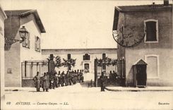 Cuarteles de Militaria Antibes Gazan de la POSTAL de la VENDIMIA