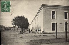 POSTAL Militaria Antibes de la VENDIMIA los cuarteles de Gazan