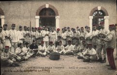 Placeres de Militaria de la POSTAL de la VENDIMIA de la servidumbre de los cuarteles de patatas