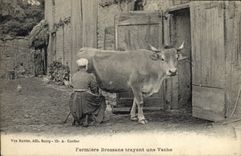 CPA Folklore Fermiere Bressane trayant une vache TOP