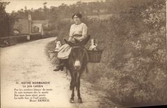 CPA Folklore Normandie une jolie laitiere Ane Mule 