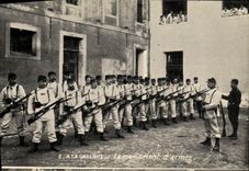 CPA Militaria Caserne Le maniement des armes 