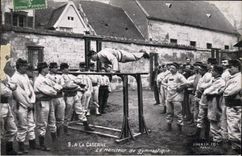 La POSTAL Militaria de la VENDIMIA acuartela el monitor de la gimnasia