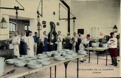 La POSTAL Militaria de la VENDIMIA acuartela cocinas