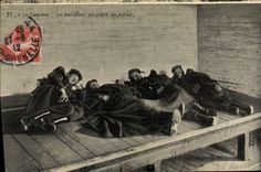 La POSTAL Militaria de la VENDIMIA acuartela el lado bajo de la comisaría de policías