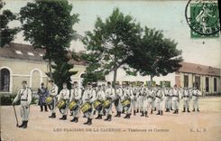 CPA Militaria Caserne Tambours et clairons 