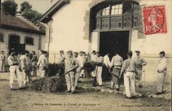 La POSTAL Militaria de la VENDIMIA acuartela la servidumbre del forraje