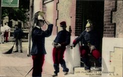 CPA Militaria Caserne Salut au poste 