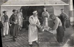 La POSTAL Militaria de la VENDIMIA acuartela el interior de la carnicería del carnicero de la cocina