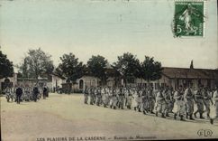 CPA Militaria Caserne Rentree de manoeuvres 