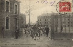 CPA Militaria Caserne Le depart pour l'exercice Cheval 