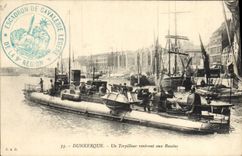 CPA Bateau de guerre Dunkerque Un torpilleur rentrant aux bassins 