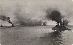 CPA Bateau de guerre Flotte in Kiellinie mit vergrosserten Abstanden und begleitender Torpedobootsflotille 