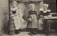 CPA Folklore Lait le bon beurre de Bretagne Sa fabrication a Scaer Femmes 