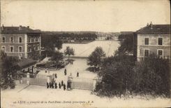 La POSTAL Militaria de la VENDIMIA acuartela los cuarteles de Lyon de la entrada principal de dios de la parte