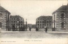 La POSTAL Militaria Epinal de la VENDIMIA acuartela los cuarteles de Courcy