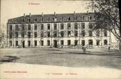 La POSTAL Militaria Pamiers de la VENDIMIA acuartela los cuarteles