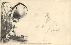 CPA Bateau de guerre Embarquement par le Tangon arriere