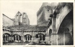 CPA Montmajour Cour du cloitre Clocher 14eme et tour 13eme