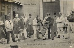 CPA Militaria Caserne En route pour la salle de police 