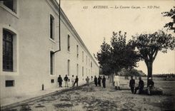 La POSTAL Militaria Antibes de la VENDIMIA acuartela los cuarteles de Gazan