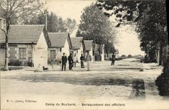 La POSTAL Militaria de la VENDIMIA acuartela el campo de los Hutments de Ruchard de los oficiales