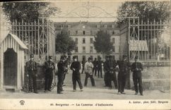 La POSTAL Militaria Bergerac de la VENDIMIA acuartela los cuarteles de la infantería