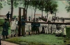CPA Militaria Caserne Barre fixe Un maitre Gymnastique