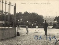 La POSTAL Militaria Nantes de la VENDIMIA acuartela los cuarteles de los dragones la entrada del districto